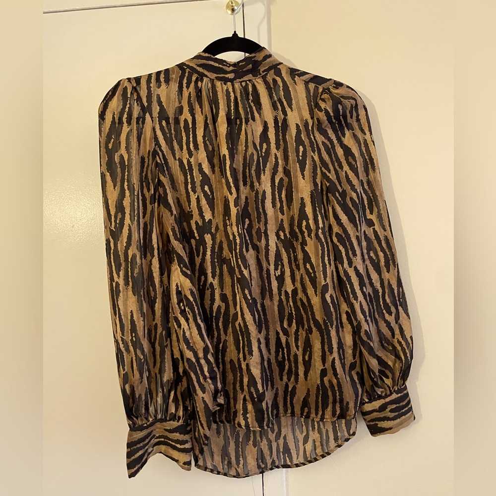 H&M. Size XS. Lightweight material.